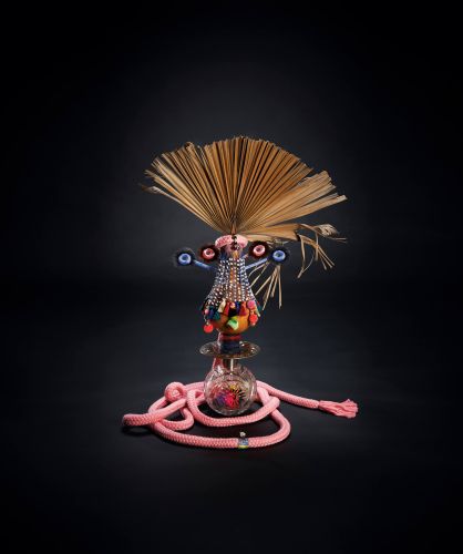 Aayana (die ewige Blüte), Shekere, Quasten, Perlen, Kordel, Glasvase, div. Requisiten, 99 x 75 cm, 2019/20